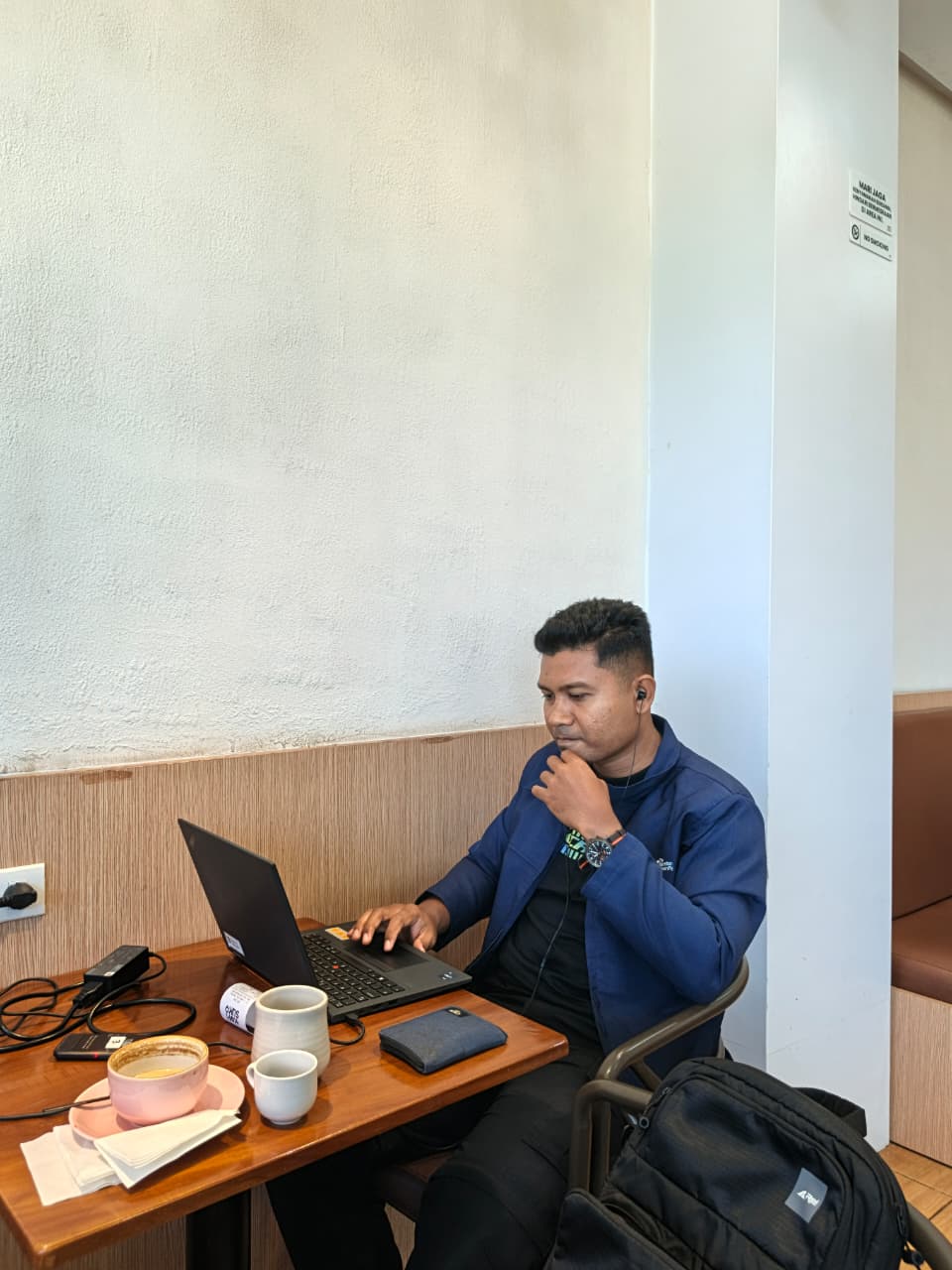 Foto mentor AkademikPro sedang bekerja